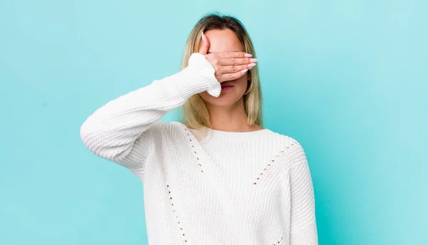 Vacker Blond Kvinna Täcka Ögon Med Hand Känsla Rädd Eller — Stockfoto