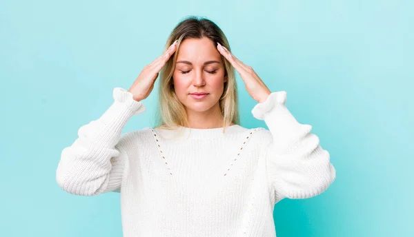 Vacker Blond Kvinna Ser Koncentrerad Omtänksam Och Inspirerad Brainstorming Och — Stockfoto