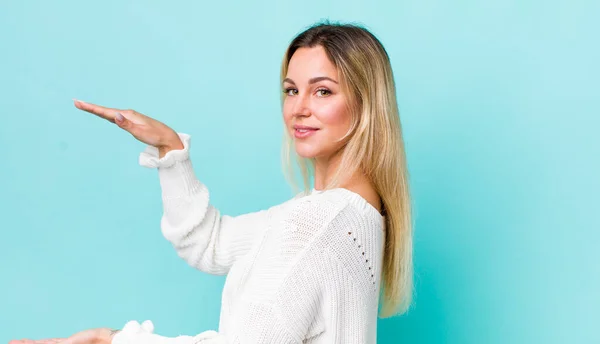 Bella Donna Bionda Sorridente Sentirsi Felice Positivo Soddisfatto Tenendo Mostrando — Foto Stock