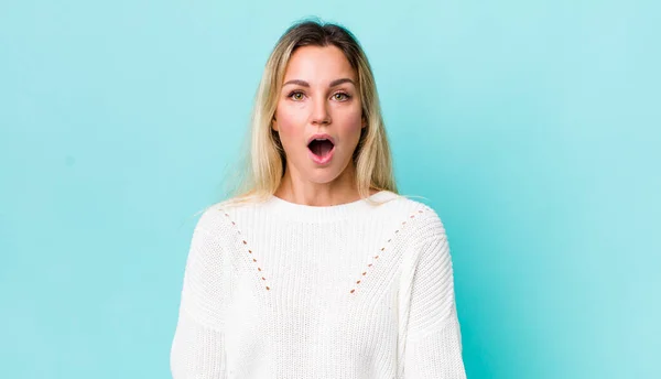 Pretty Blonde Woman Looking Very Shocked Surprised Staring Open Mouth — Stockfoto