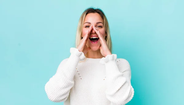 Pretty Blonde Woman Feeling Happy Excited Positive Giving Big Shout — Stockfoto