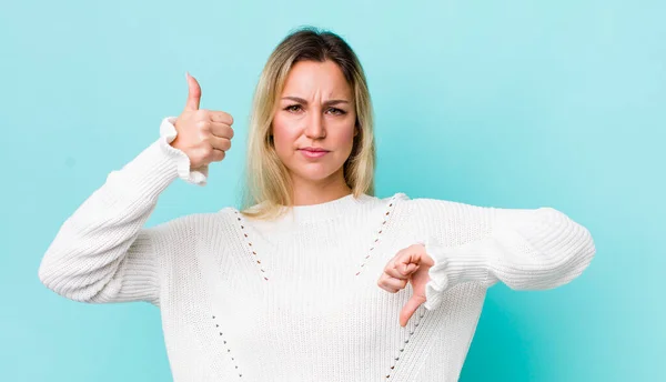 Mujer Rubia Bonita Sintiéndose Confundida Despistada Insegura Ponderando Bueno Malo —  Fotos de Stock