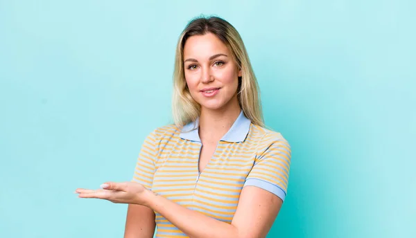 Bonita Mujer Rubia Sonriendo Alegremente Sintiéndose Feliz Mostrando Concepto Espacio —  Fotos de Stock