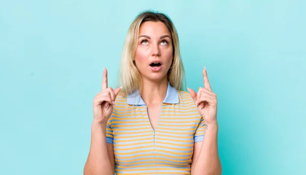 Pretty Blonde Woman Looking Shocked Amazed Open Mouthed Pointing Upwards — Stock Photo, Image