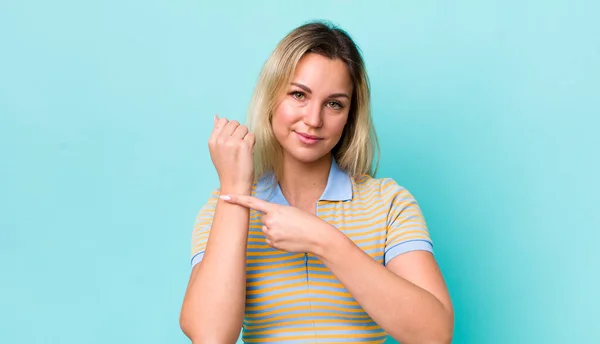 Mujer Rubia Bonita Mirando Impaciente Enojado Apuntando Reloj Pidiendo Puntualidad —  Fotos de Stock