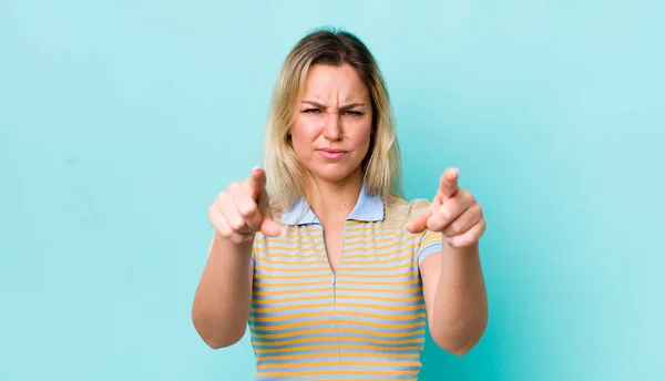 漂亮的金发女人用手指和愤怒的表情朝前看相机 叫你尽职尽责 — 图库照片