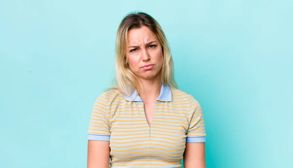 Mulher Loira Bonita Sentindo Triste Choramingas Com Olhar Infeliz Chorando — Fotografia de Stock