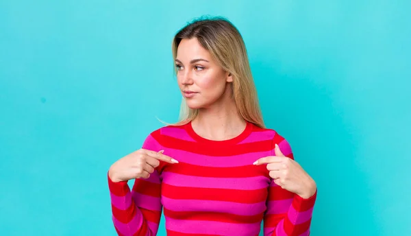 Pretty Blonde Woman Looking Proud Positive Casual Pointing Chest Both — Stockfoto