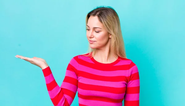 Mujer Rubia Bonita Sintiéndose Feliz Sonriendo Casualmente Mirando Objeto Concepto —  Fotos de Stock