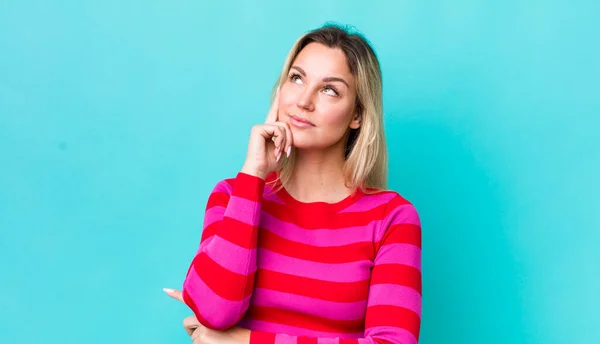 Bella Donna Bionda Con Uno Sguardo Concentrato Chiedendosi Con Espressione — Foto Stock