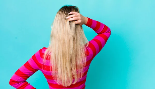 Mulher Loira Bonita Sentindo Sem Noção Confuso Pensando Uma Solução — Fotografia de Stock