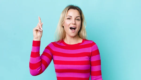 Pretty Blonde Woman Feeling Happy Excited Genius Realizing Idea Cheerfully — Stock Photo, Image