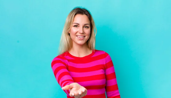 Pretty Blonde Woman Smiling Looking Happy Confident Friendly Offering Handshake — Stockfoto