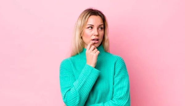 Pretty Blonde Woman Surprised Nervous Worried Frightened Look Looking Side — ストック写真