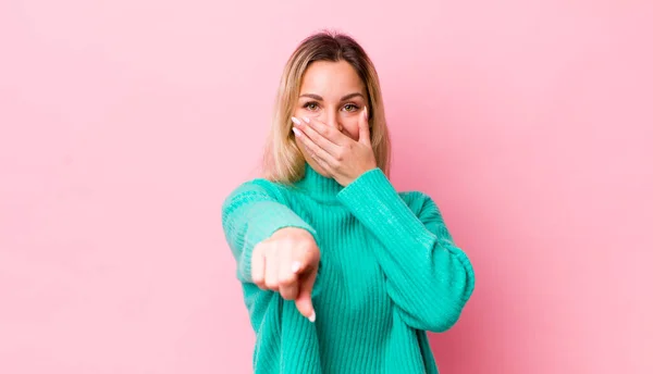 Bella Donna Bionda Ridendo Indicando Fotocamera Prendendoti Giro Prendendoti Giro — Foto Stock