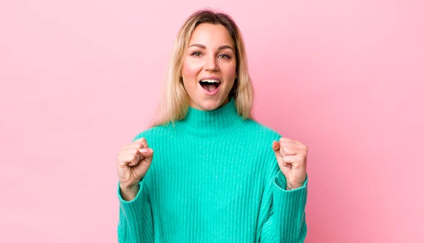 Pretty Blonde Woman Feeling Shocked Excited Happy Laughing Celebrating Success — Stockfoto