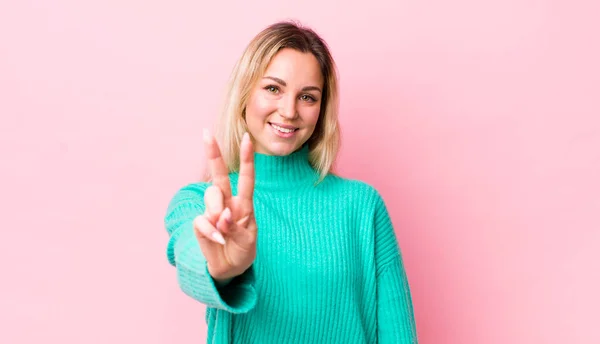 Pretty Blonde Woman Smiling Looking Happy Carefree Positive Gesturing Victory — ストック写真