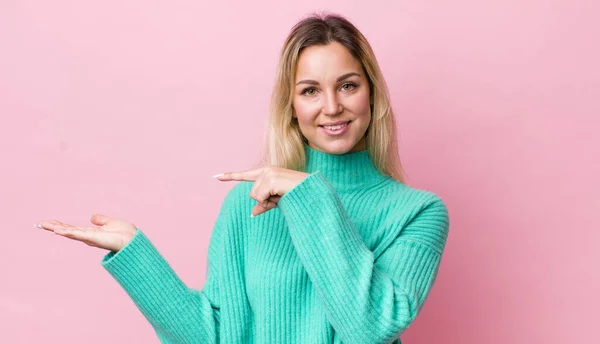 Pretty Blonde Woman Smiling Feeling Happy Carefree Satisfied Pointing Concept — Stockfoto