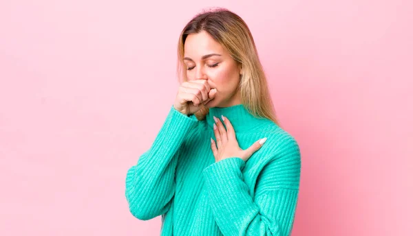 Bonita Mujer Rubia Sintiéndose Enferma Con Dolor Garganta Síntomas Gripe — Foto de Stock