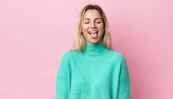 Pretty Blonde Woman Cheerful Carefree Rebellious Attitude Joking Sticking Tongue — Stockfoto