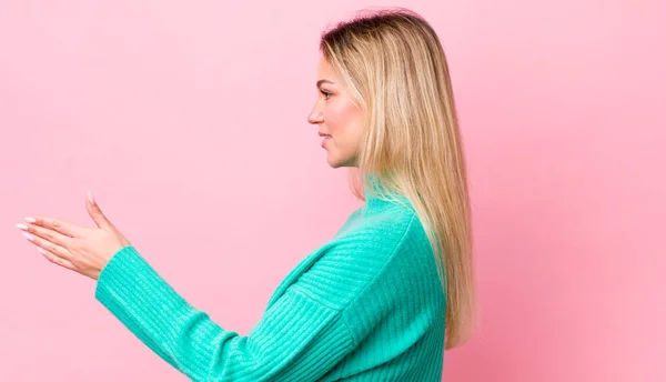 Bonita Mujer Rubia Sonriendo Saludándote Ofreciendo Apretón Manos Para Cerrar —  Fotos de Stock