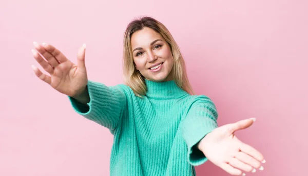 Bonita Mujer Rubia Sonriendo Alegremente Dando Cálido Amistoso Cariñoso Abrazo —  Fotos de Stock