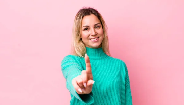 Bonita Mujer Rubia Sonriendo Orgullosa Confiada Haciendo Pose Número Uno — Foto de Stock