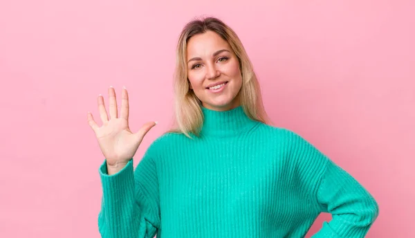 Pretty Blonde Woman Smiling Looking Friendly Showing Number Five Fifth — Stock Photo, Image