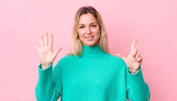 Mooie Blonde Vrouw Glimlachen Kijken Vriendelijk Tonen Nummer Zeven Zevende — Stockfoto