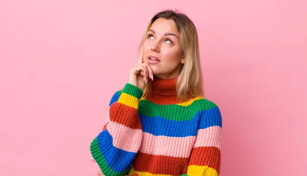 Mulher Loira Bonita Com Olhar Concentrado Perguntando Com Uma Expressão — Fotografia de Stock