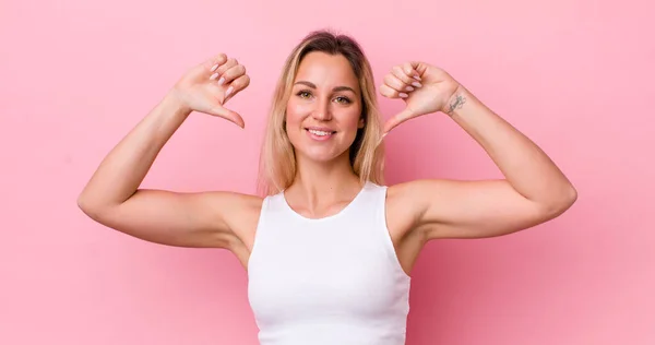 Hübsche Blonde Frau Die Stolz Arrogant Und Selbstbewusst Ist Zufrieden — Stockfoto