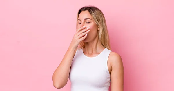 Mooie Blonde Vrouw Geeuwen Lui Vroeg Ochtend Wakker Kijken Slaperig — Stockfoto