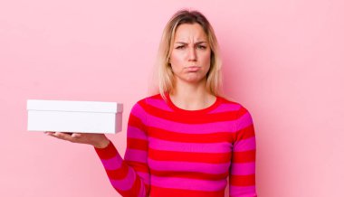 Sarışın, güzel bir kadın üzgün ve mızmızlanıyor. Mutsuz bir bakışı var ve ağlıyor. beyaz kutu kavramı