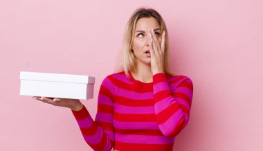 Sarışın, güzel bir kadın yorgun, bıkkın ve uykulu hissediyor. beyaz kutu kavramı