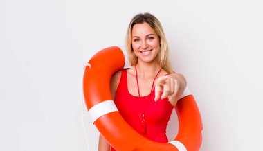 Sarışın, güzel bir kadın seni seçen kamerayı işaret ediyor. cankurtaran konsepti