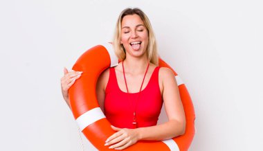 Sarışın, güzel, neşeli ve asi tavırlı, şaka yapan ve dilini dışarı çıkaran bir kadın. cankurtaran konsepti