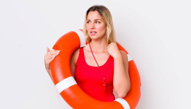 Sarışın, güzel bir kadın stresli, endişeli, yorgun ve hayal kırıklığına uğramış hissediyor. cankurtaran konsepti