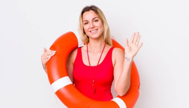 Sarışın, güzel, mutlu bir şekilde gülümseyen, el sallayan, seni selamlayan bir kadın. cankurtaran konsepti