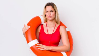 Sarışın, güzel bir kadın üzgün, üzgün ya da kızgın ve yana bakıyor. cankurtaran konsepti