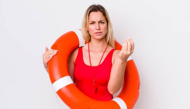 Sarışın, güzel bir kadın kapiş ya da para hareketi yapıyor, sana ödemeni söylüyor. cankurtaran konsepti