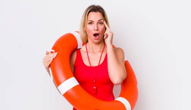 Sarışın, güzel bir kadın şaşırmış görünüyor, yeni bir düşünce, fikir ya da konsept fark ediyor. cankurtaran konsepti