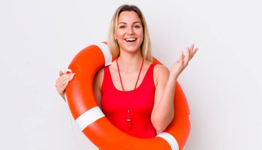 Sarışın, güzel bir kadın kendini mutlu hissediyor. Bir çözüm ya da fikir bulduğuna şaşırıyor. cankurtaran konsepti