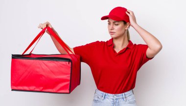 Sarışın, güzel bir kadın mutlu bir şekilde gülümsüyor ve hayal kuruyor. Pizza teslimatı kavramı