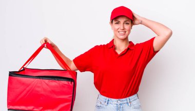 Sarışın, güzel bir kadın stresli, endişeli ya da korkmuş, elleri başının üstünde. Pizza teslimatı kavramı