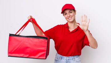 Sarışın, güzel bir kadın gülümsüyor ve arkadaş canlısı görünüyor. Beş numarayı gösteriyor. Pizza teslimatı kavramı