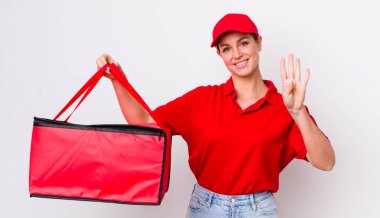 Sarışın, güzel bir kadın gülümsüyor ve arkadaş canlısı görünüyor, dört numarayı gösteriyor. Pizza teslimatı kavramı