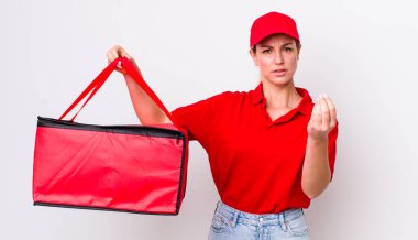 Sarışın, güzel bir kadın kapiş ya da para hareketi yapıyor, sana ödemeni söylüyor. Pizza teslimatı kavramı