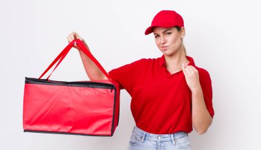 Sarışın, güzel bir kadın kibirli, başarılı, pozitif ve gururlu görünüyor. Pizza teslimatı kavramı