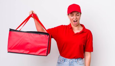 Sarışın, güzel bir kadın agresif bir şekilde bağırıyor, çok kızgın görünüyor. Pizza teslimatı kavramı