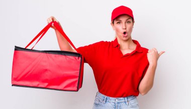 Sarışın, güzel bir kadın inançsızlıktan şaşkın şaşkın bakıyor. Pizza teslimatı kavramı